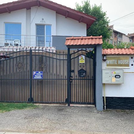 White House Guest House Хунедоара Экстерьер фото