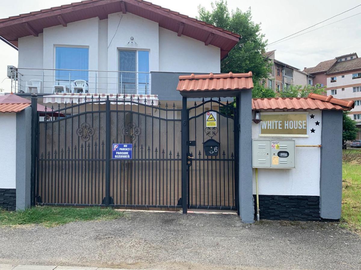 White House Guest House Хунедоара Экстерьер фото